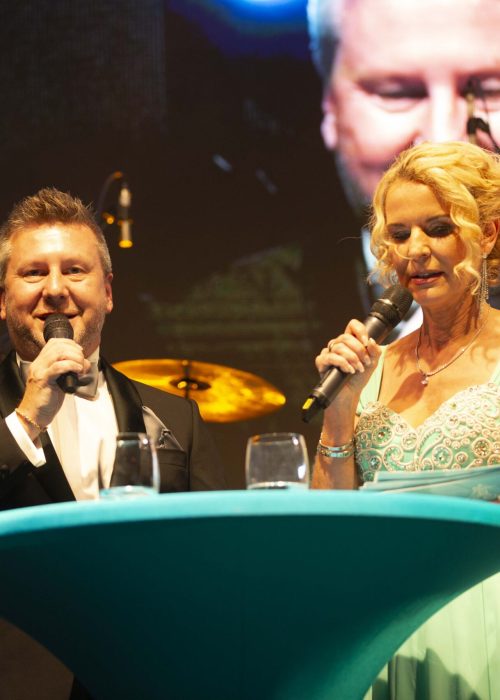 Moderatoren-Duo mit Mikrofon auf der Bühne beim Ball des Sports Halle (Saale)
