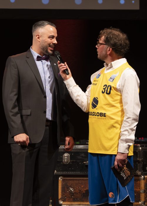 Moderator im Bühnen-Interview mit einem Sportler beim Ball des Sports Halle (Saale)