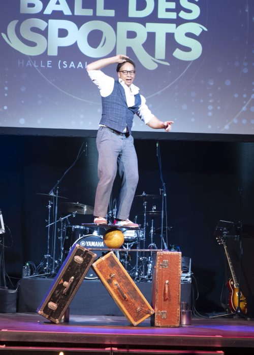 Entertainer bei akrobatischer Bühnenshow beim halfit Ball des Sports Halle (Saale)