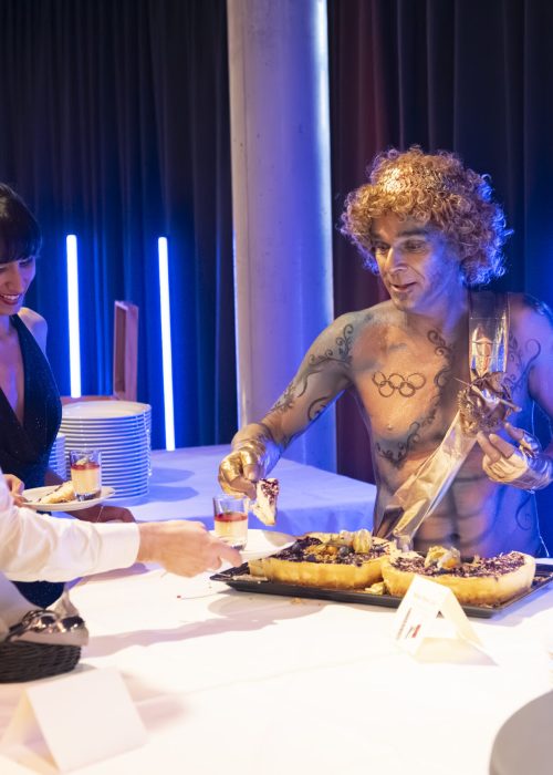 Bodypainting-Künstler serviert Dessert an Gäste beim Ball des Sports Halle (Saale)