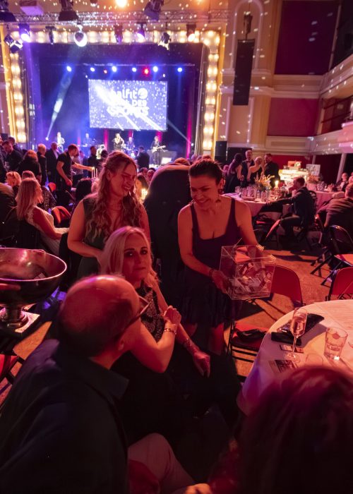 Ballsaal-Atmosphäre mit Gästen und Live-Bühnenshow beim Ball des Sports Halle (Saale)