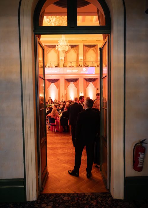 Blick durch die Saaltür auf festlich gedeckte Tische im Ballsaal
