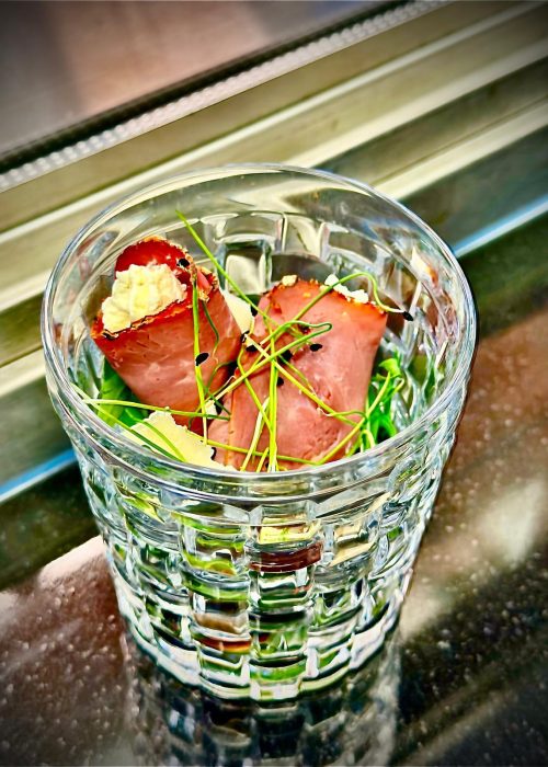 Vorspeise im Glas mit Rinderröllchen, Frischkäse und Sprossen von Saxonia-Catering