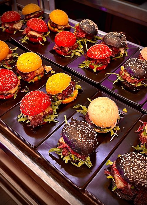 Bunte Mini-Burger-Slider mit Sesambrötchen von Saxonia-Catering