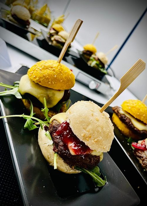Gourmet-Burger-Häppchen mit Fruchtsauce am Spieß von Saxonia-Catering