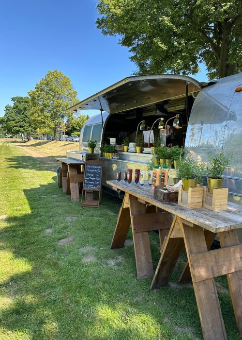 Mobiler Food-Truck von Saxonia-Catering im Freien