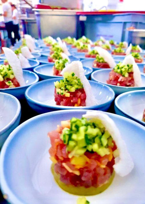 Thunfisch-Tatar-Vorspeisen in Reihe angerichtet von Saxonia-Catering