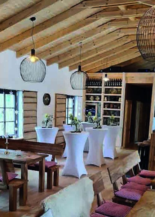 Heide-Alm Halle-Dölau – Veranstaltungsraum mit Holzbalken und Stehtischen