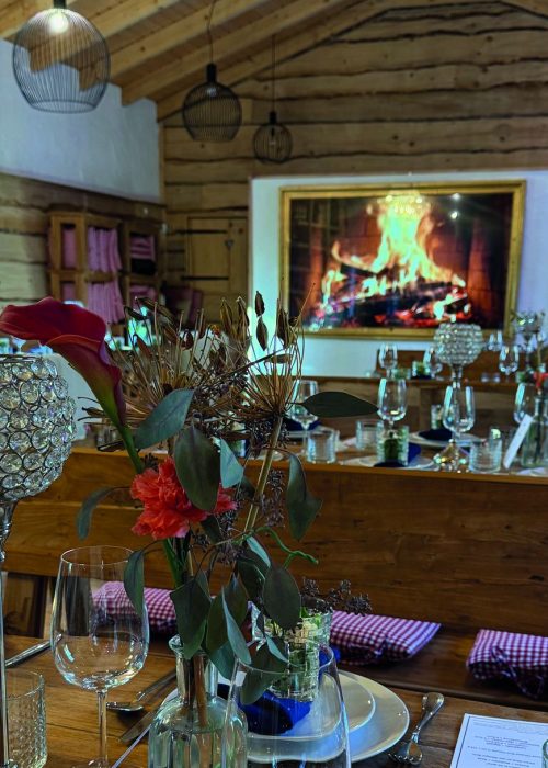 Festlich gedeckte Tafel mit Kamin in der Dölauer Heide-Alm Halle